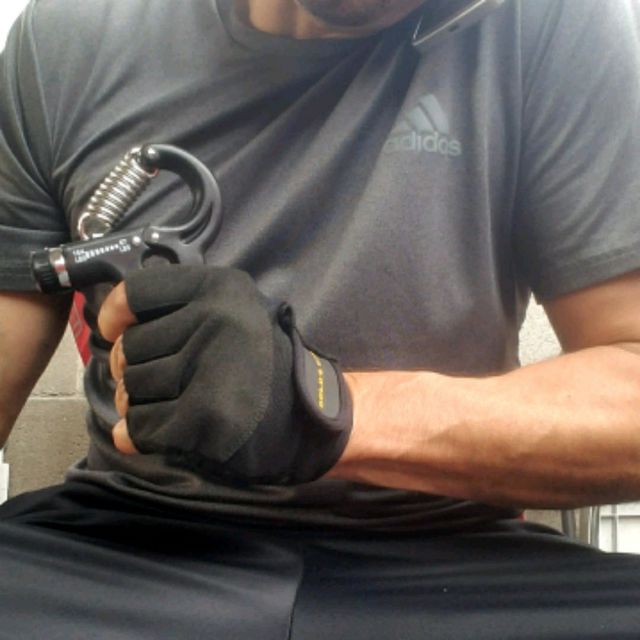 Hand Grippers Left Hand by "perro" 🐈 . Exercise Howto Skimble