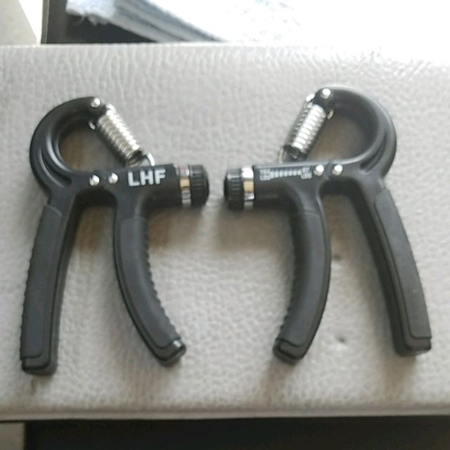 Hand Grippers by "perro" 🐈 . Exercise Howto Skimble