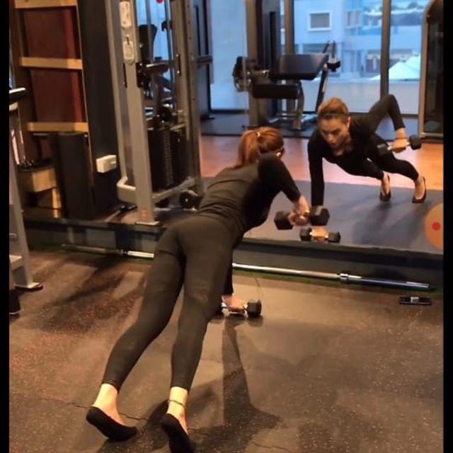How to do: Plank Jack With Alternating Dumbbell Rows - Step 4
