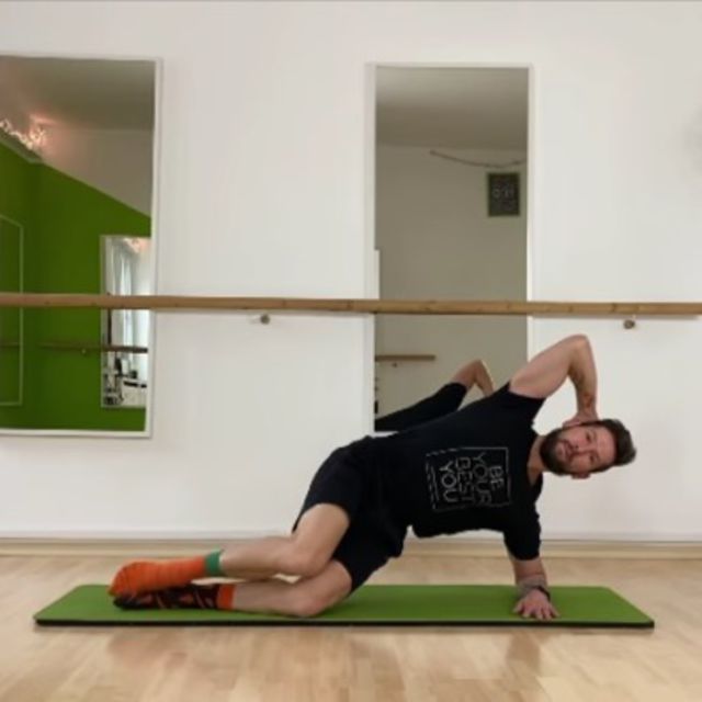 Clamshell Hips Lifted by Rushfitness 💪🏽 Exercise Howto Skimble