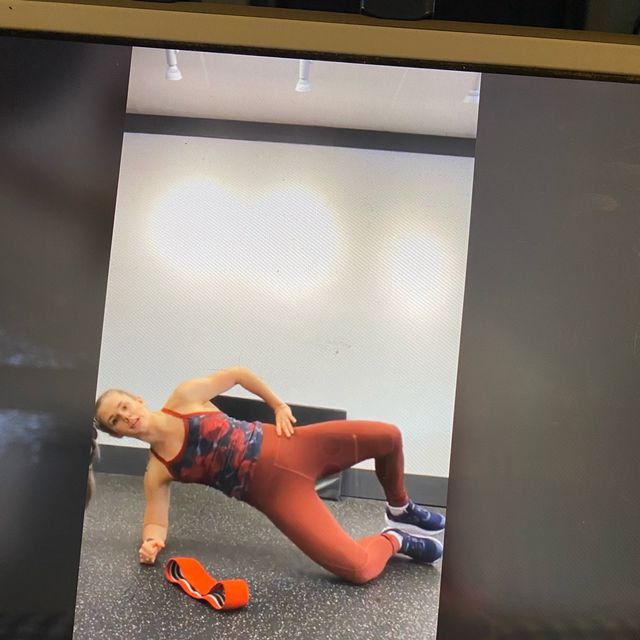 Clam Shell With A Hip Raise by Melissa Leng - Exercise How-to - Skimble