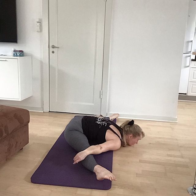 Center Leg Rocking Stretch por Lia Damén - Ejercicio Cómo hacerlo - Skimble