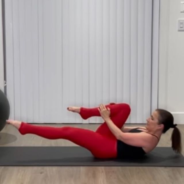 Single Leg Tuck by Rushfitness 💪🏽 Exercise Howto Skimble